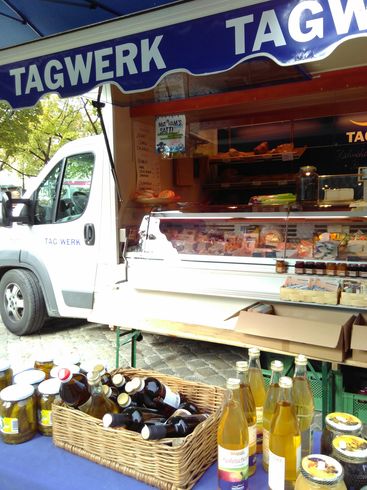 Mobile Tagwerk booth at Mariahilf-Platz farmer's market